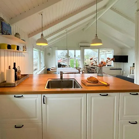 Charming With Sea View In Dom wakacyjny *